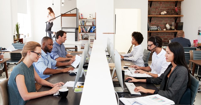 Kantor Lo Berkonsep Open Plan? Biar Lebih Fokus, Lo Harus Punya 5 Barang Ini!